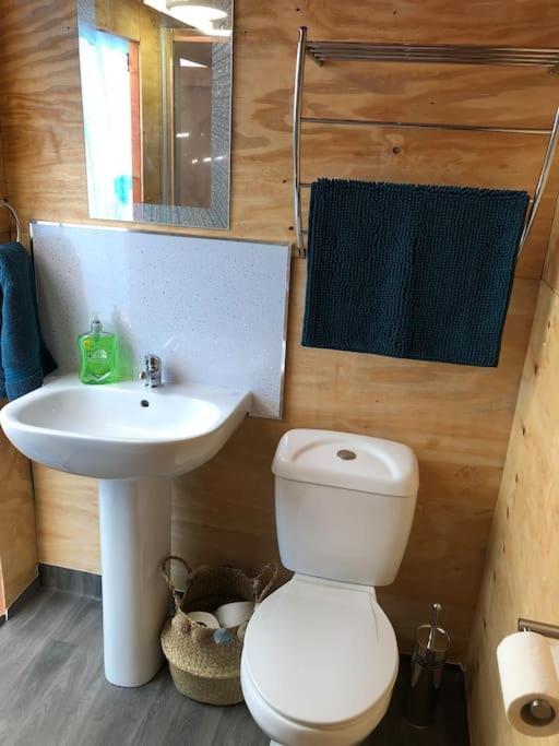 Отель Cox Hill Glamping Benson Труро Экстерьер фото