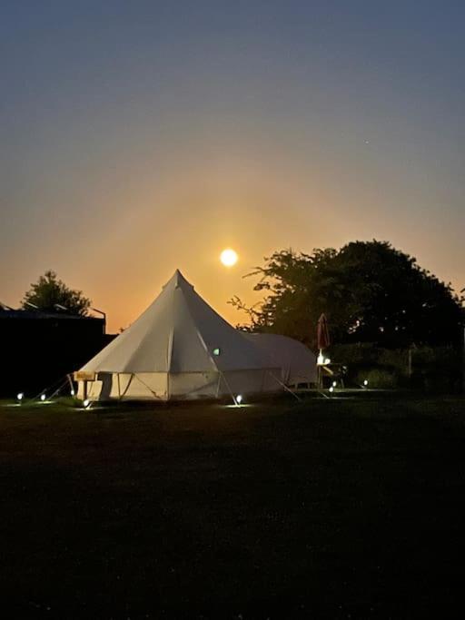 Отель Cox Hill Glamping Benson Труро Экстерьер фото